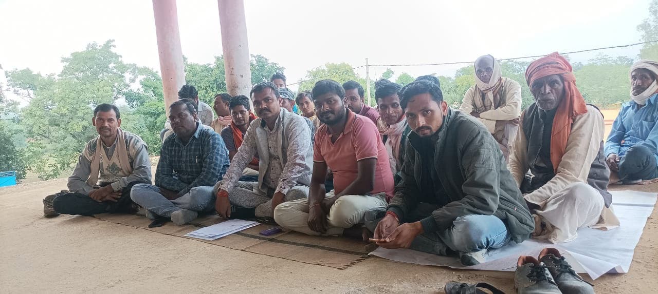 गढ़वा में श्रमदान कर सड़क बनाने पर ग्रामीणों को धमकी, आक्रोशित लोगों ने दिया धरना