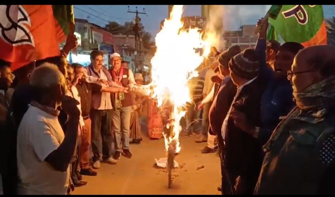 झारखंड : आदिवासी बच्ची की निर्मम हत्या के विरोध में सीएम का पुतला फूंका