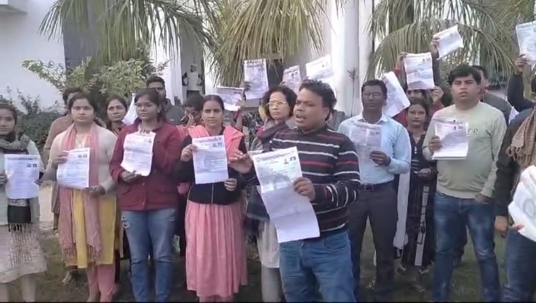 सीवान में बीपीएससी शिक्षक भर्ती परीक्षा से वंचित अभ्यर्थियों का हंगामा, प्रश्नपत्र नहीं मिलने से थे नाराज