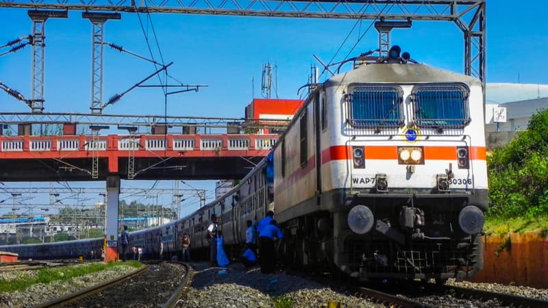 Indian Railway: भारी बारिश की वजह से यूपी में रेलवे ट्रैक पर मिट्टी का कटाव, शताब्दी सहित ये ट्रेनें रद्द