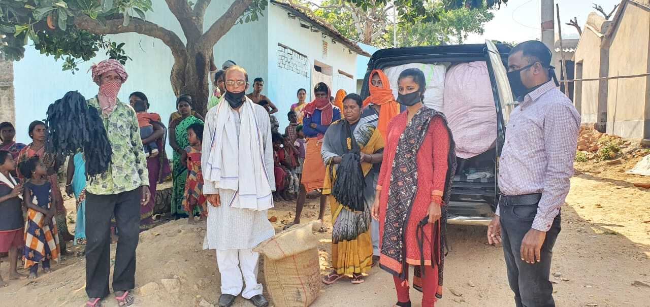 Coronavirus Lockdown: बड़कागांव विधायक ने जरूरतमंदों के बीच बांटा अनाज व मास्क