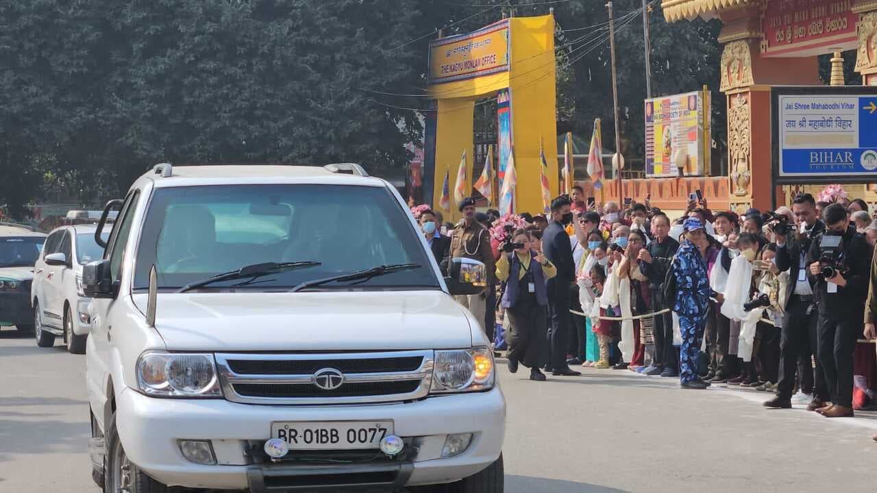 PHOTOS: बौद्ध धर्मगुरु दलाई लामा कड़ी सुरक्षा के बीच पहुंचे बोधगया, देखिए कैसे गर्मजोशी से हुआ स्वागत..