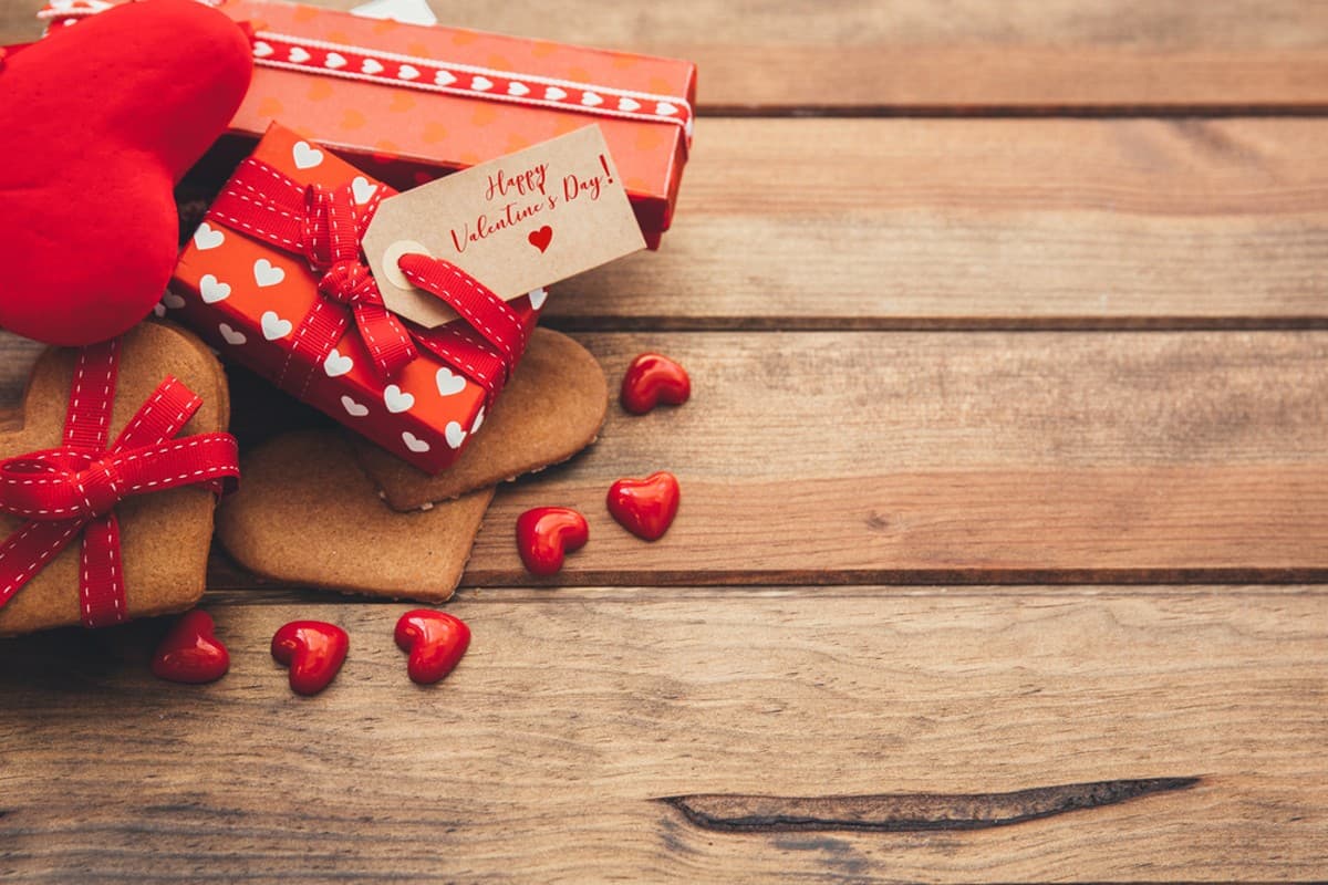 Valentine Day Gifts: वैलेंटाइन डे पर वास्तु के अनुसार दें अपने पार्टनर को उपहार, प्यार को मिलेगी मंजिल