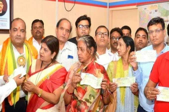 कानपुर लॉकर केस: देश में पहली बार बैंक ने दिया इतना बड़ा मुआवजा, रंग लाई एक परिवार की मेहनत कानपुर लॉकर केस: देश में पहली बार बैंक ने दिया इतना बड़ा मुआवजा, रंग लाई एक परिवार की मेहनत