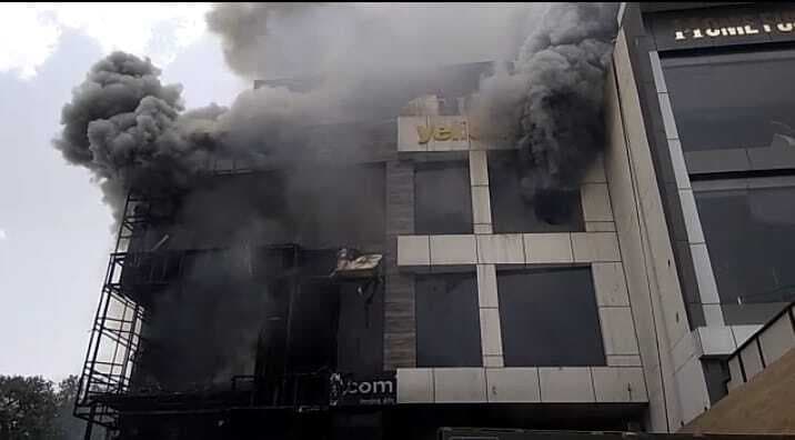 Agra News: एमआई के फर्नीचर शोरूम में लगी आग, लाखों का सामान हुआ राख