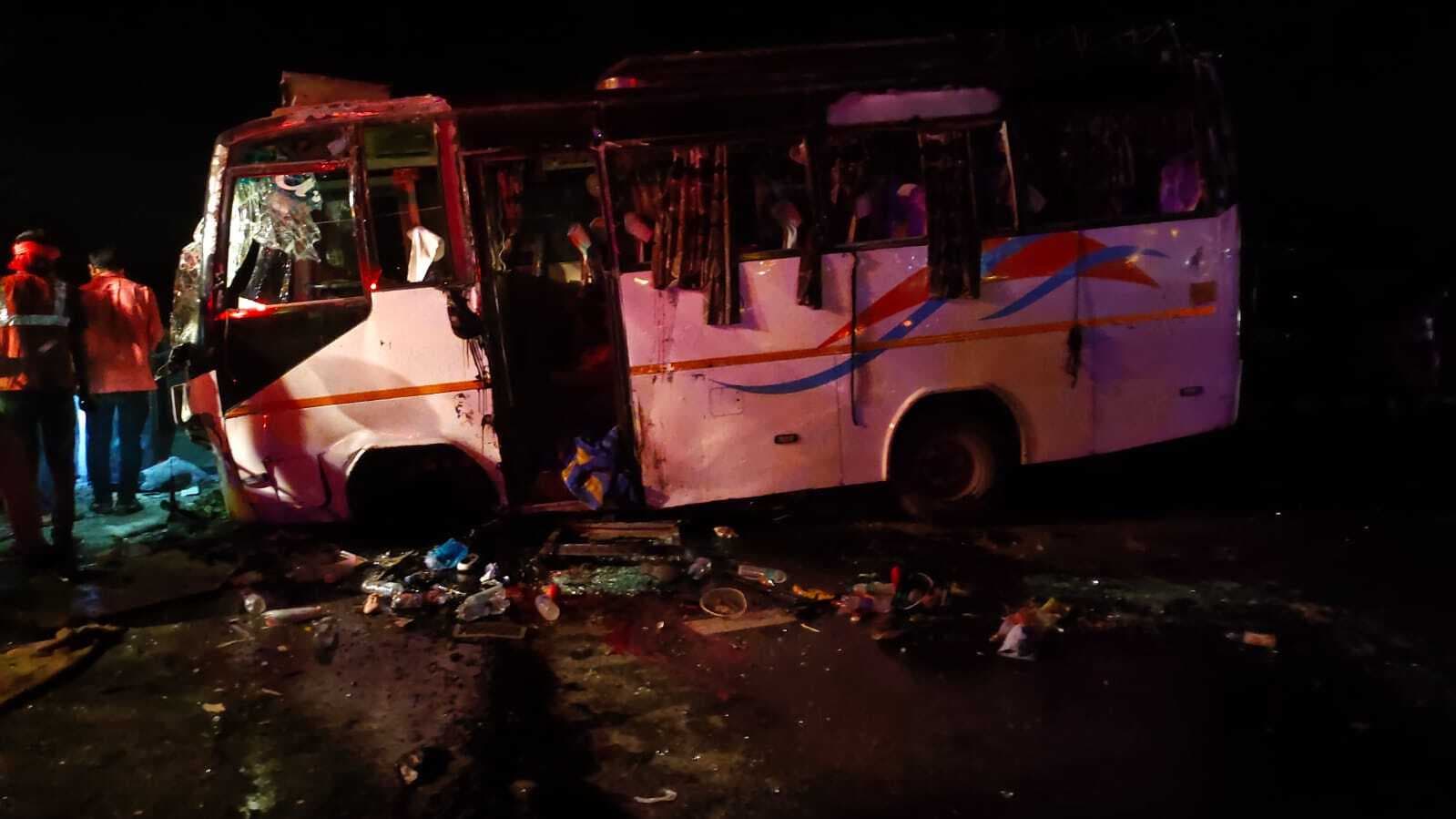 आगरा लखनऊ एक्सप्रेस वे पर हादसा: चालक को झपकी आने से पुलिया से टकराई बस, एक यात्री की मौत, दर्जनभर घायल