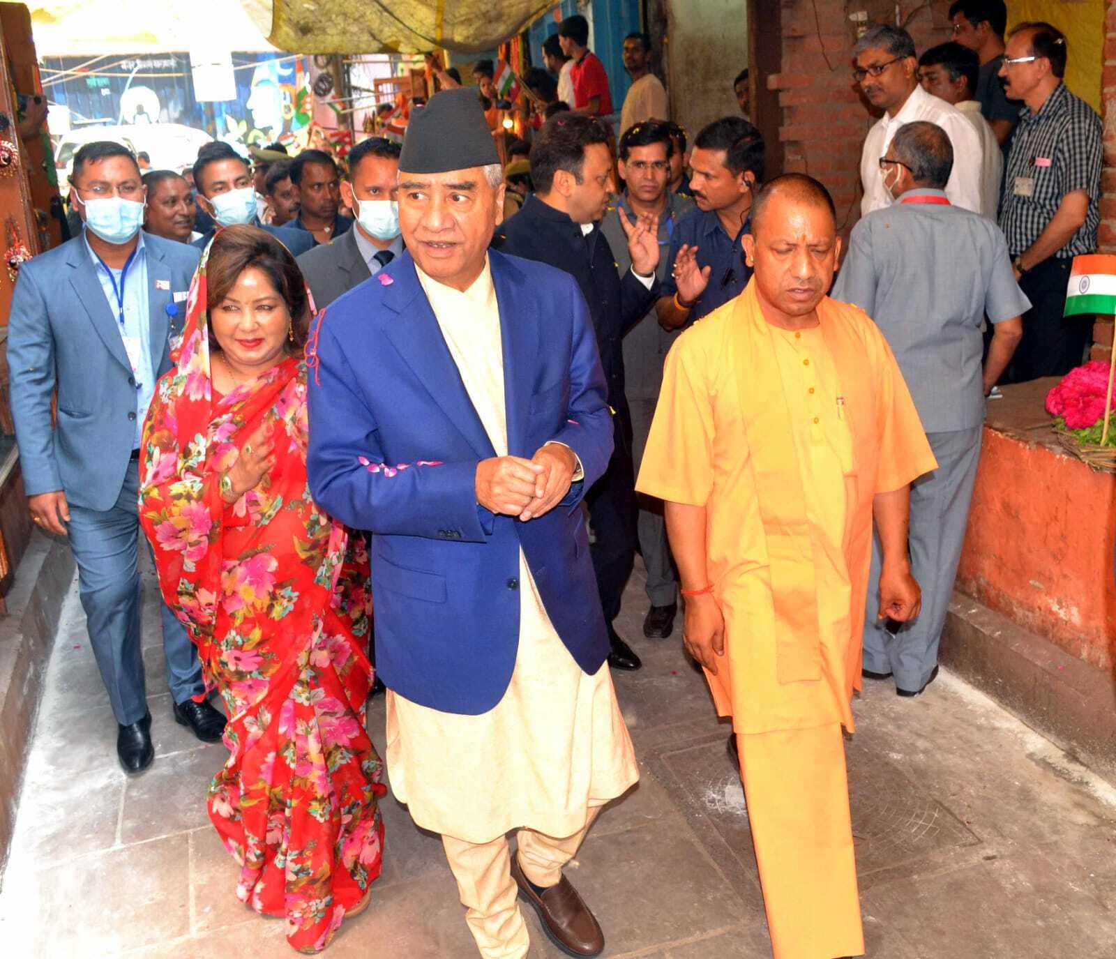 वाराणसी में अपने भव्य स्वागत से अभिभूत हुए नेपाल के पीएम, सीएम योगी के साथ काशी विश्वनाथ के किए दर्शन