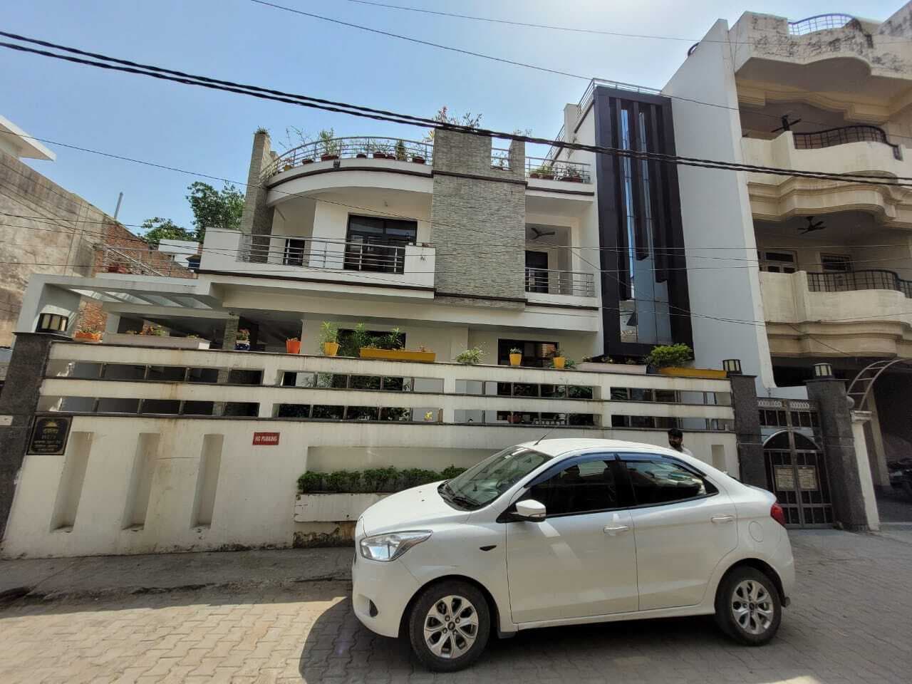 UP Board Paper Leak: आरोपी DIOS ब्रिजेश मिश्रा के पास है अकूत संपत्ति, आलीशान कोठी से लेकर बहुत कुछ!