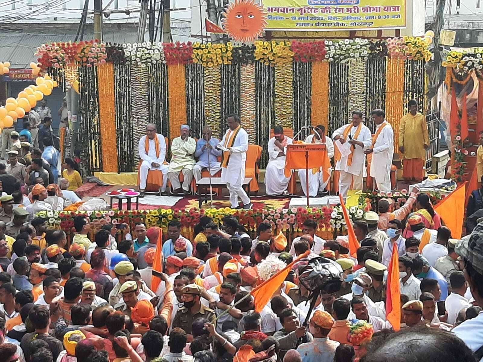 शपथ से पहले गोरखपुर में भव्य होली मना रहे योगी आदित्यनाथ, भगवान नरसिंह शोभायात्रा में शामिल