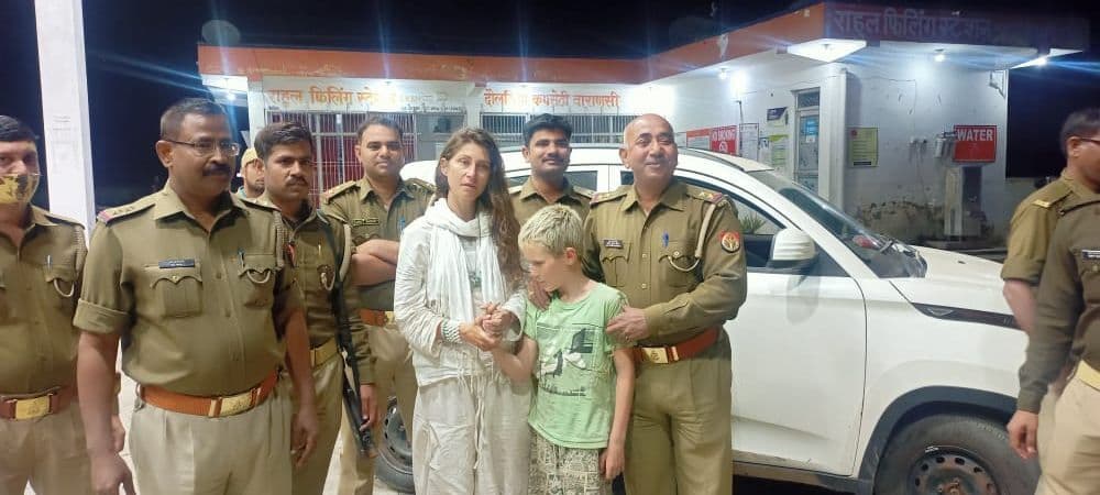 Varanasi News: रूस से बनारस आई विदेशी महिला के पास नहीं थे खाने के पैसे, लोगों ने की मदद