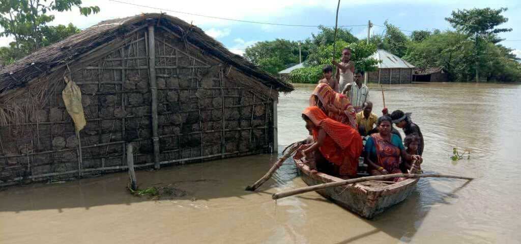 तीसरी बार आयी बाढ़ ने बढ़ायी परेशानी, नाव तक सरकार ने नहीं कराया मुहैया