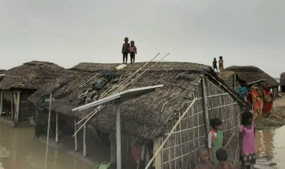 Flood in Bihar: सहरसा-मानसी रेलखंड पर संकट के बादल, घरों में घुसा बाढ़ का पानी, तटबंध पर लोगों ने बनाया आशियाना