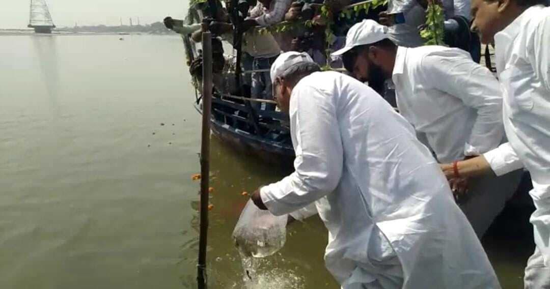 Kanpur News: गंगा में मरी मछलियां प्रवाहित कर गए मत्स्य मंत्री, बोले- यह केवल मानवीय त्रुटि