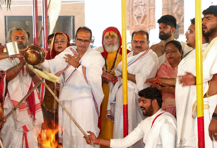 मध्य प्रदेश को मिलेगा नया चेहरा? छत्तीसगढ़ के बाद सबकी नजर एमपी पर, सीएम पद की रेस में ये नाम आगे