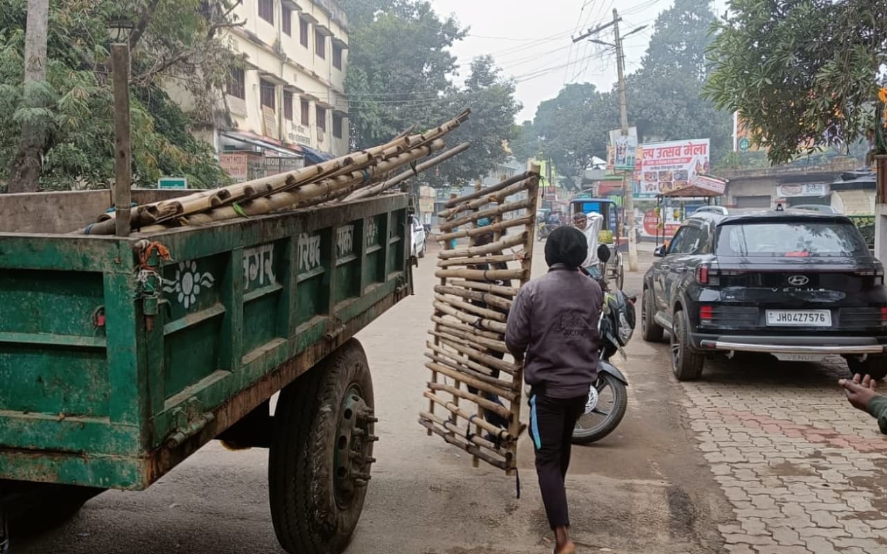 दुमका : अतिक्रमण करने वालों पर प्रशासन सख्त, हटायी गयीं कई दुकानें