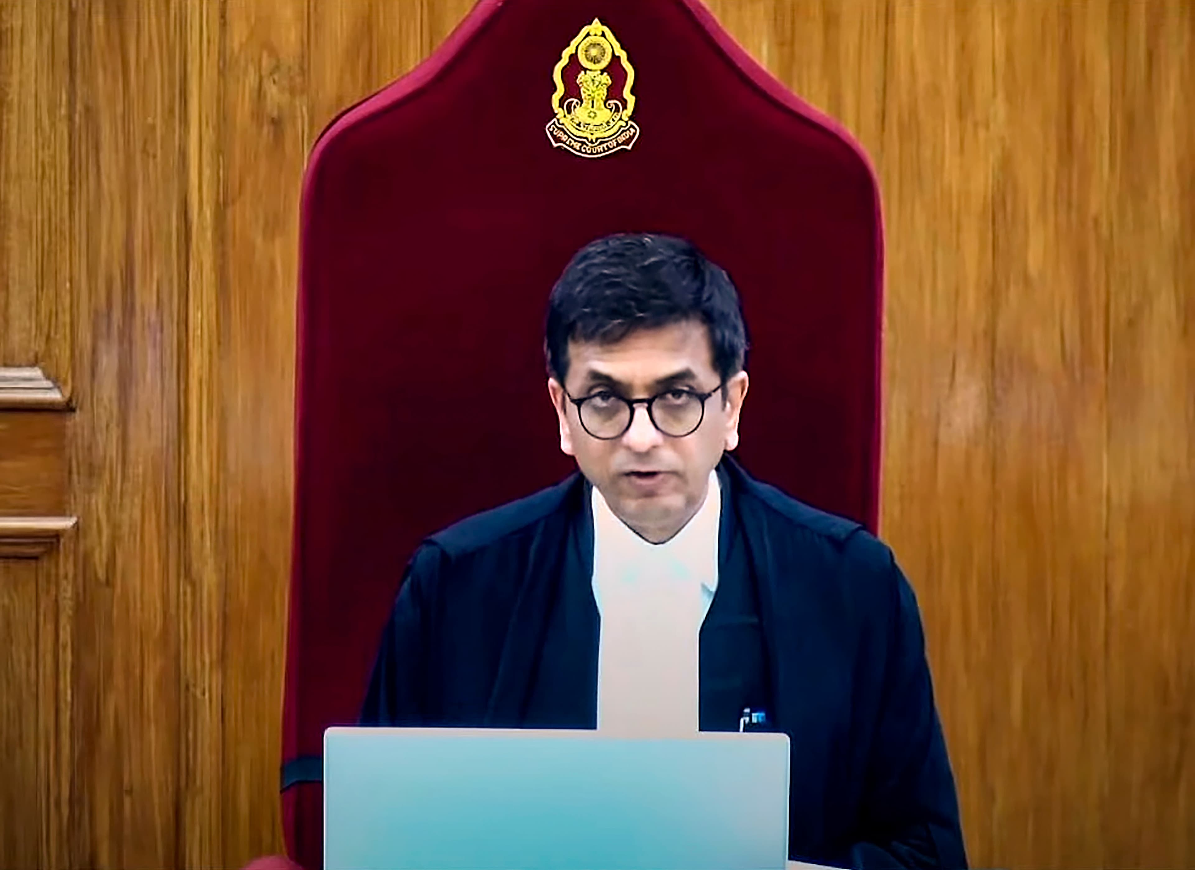 महुआ मोइत्रा की लोकसभा से निष्कासन संबंधी याचिका को तत्काल सूचीबद्ध करने पर करेंगे विचार, बोले CJI