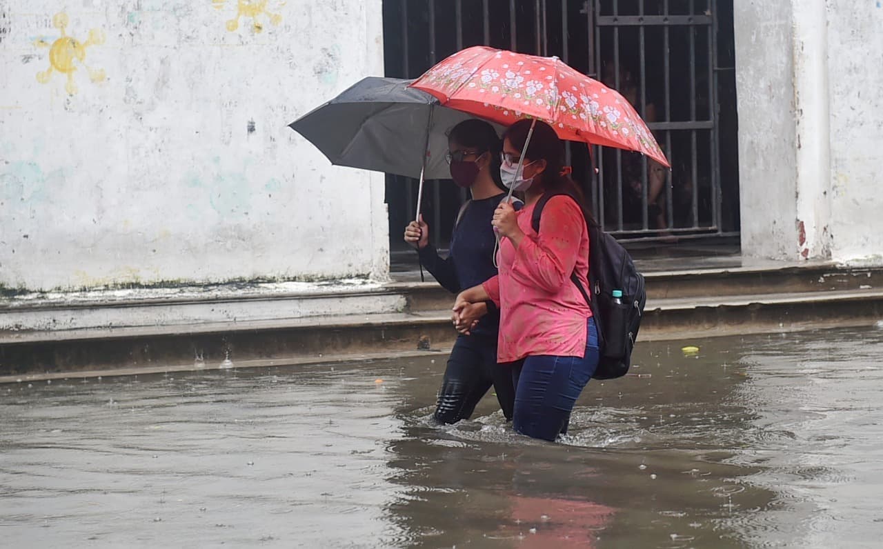 UP Weather Alert: उत्तर प्रदेश के 20 जिलों में अगले 24 घंटे बारिश, मौसम विभाग ने जारी किया  अलर्ट