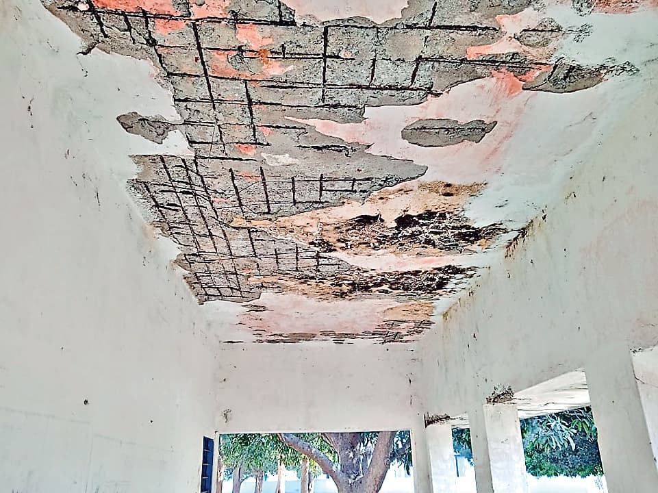 गुमला के राजकीय उत्क्रमित उवि मलई का भवन जर्जर, बरामदे में बैठकर पढ़ने को विवश हैं स्कूली बच्चे