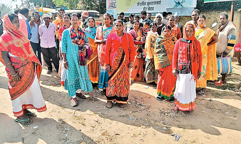 गुमला में थाना का घेराव, ग्रामीण बोले- बेकसूरों को परेशान कर रही पुलिस