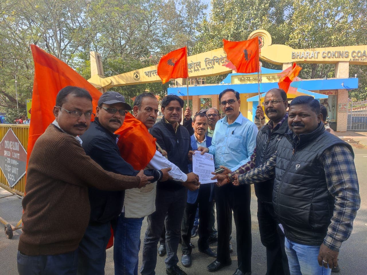 सीएमपीएफ में 727.67 करोड़ के घोटाले की हो सीबीआइ जांच, कोयला भवन व एरिया कार्यालयों पर प्रदर्शन