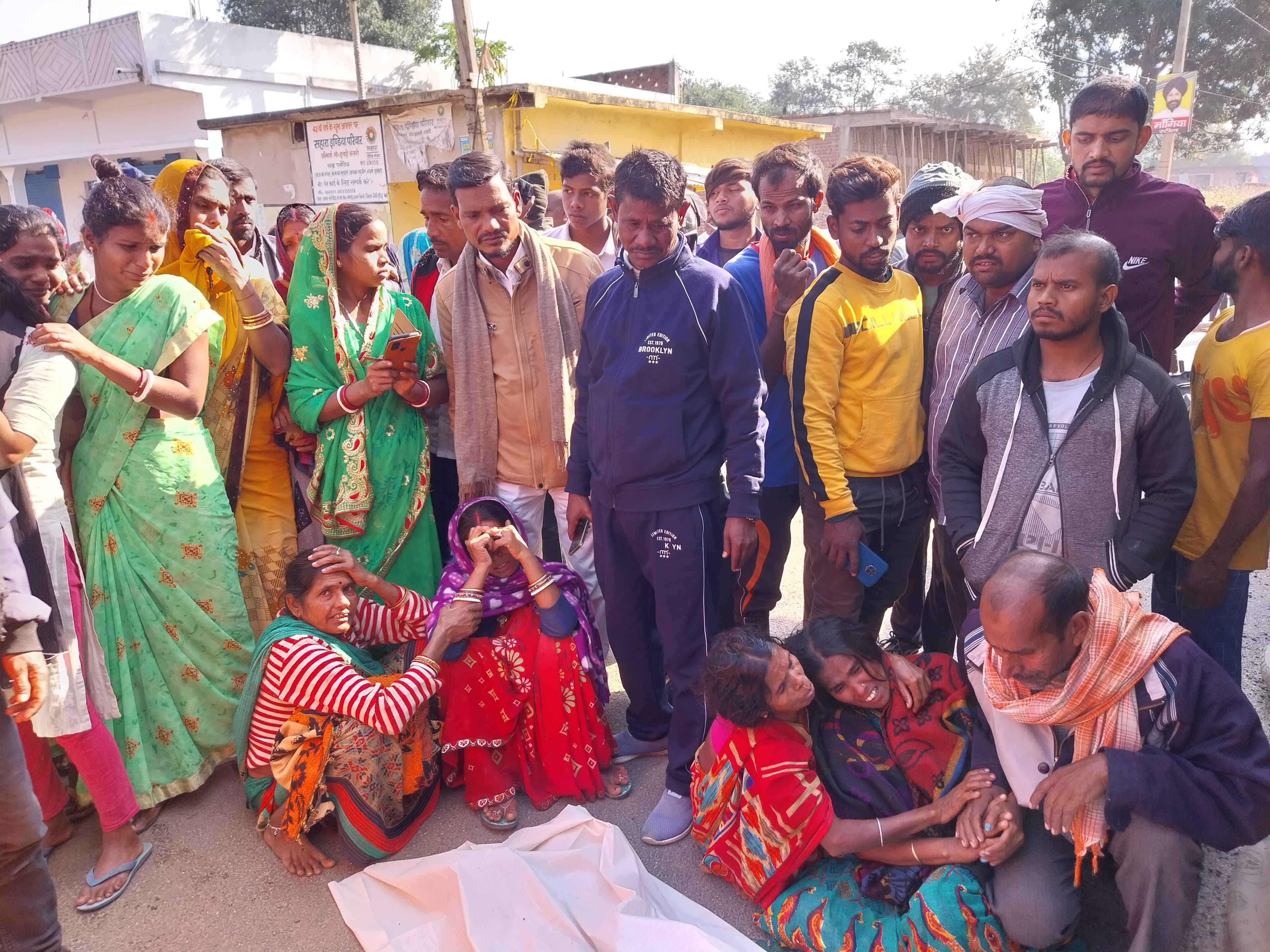 गिरिडीह : हाइवा ने बाइक सवार पति-पत्नी को रौंदा, पत्नी की मौत, पति घायल, आक्रोशित ग्रामीणों ने किया सड़क जाम