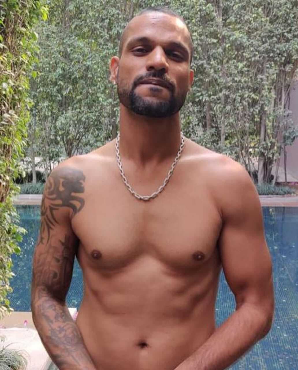 धवन ने शेयर की अपनी शर्ट लेस तसवीर, टीम इंडिया के गब्बर ने दिखाएं अपने सिक्स पैक एब्स