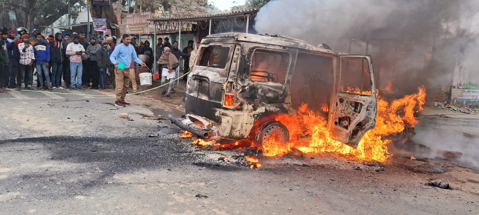 हाजीपुर में तेज रफ्तार कार ने आधा दर्जन लोगों को रौंदा, ग्रामीणों ने की ड्राइवर की पिटाई, कार में लगाई आग