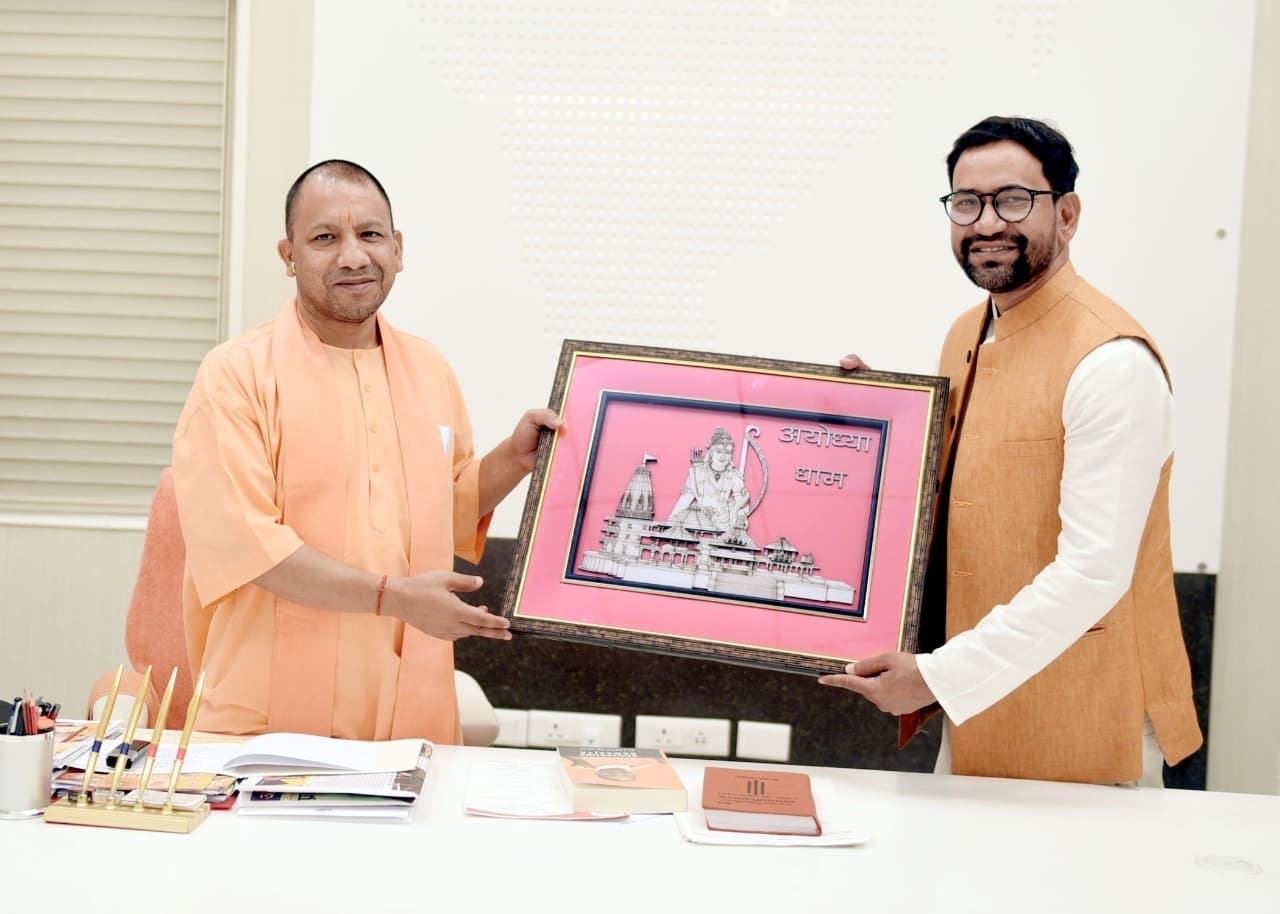 UP: CM योगी से मिले राजपाल यादव और निरहुआ, आजमगढ़ के लिए उठाई ये मांग