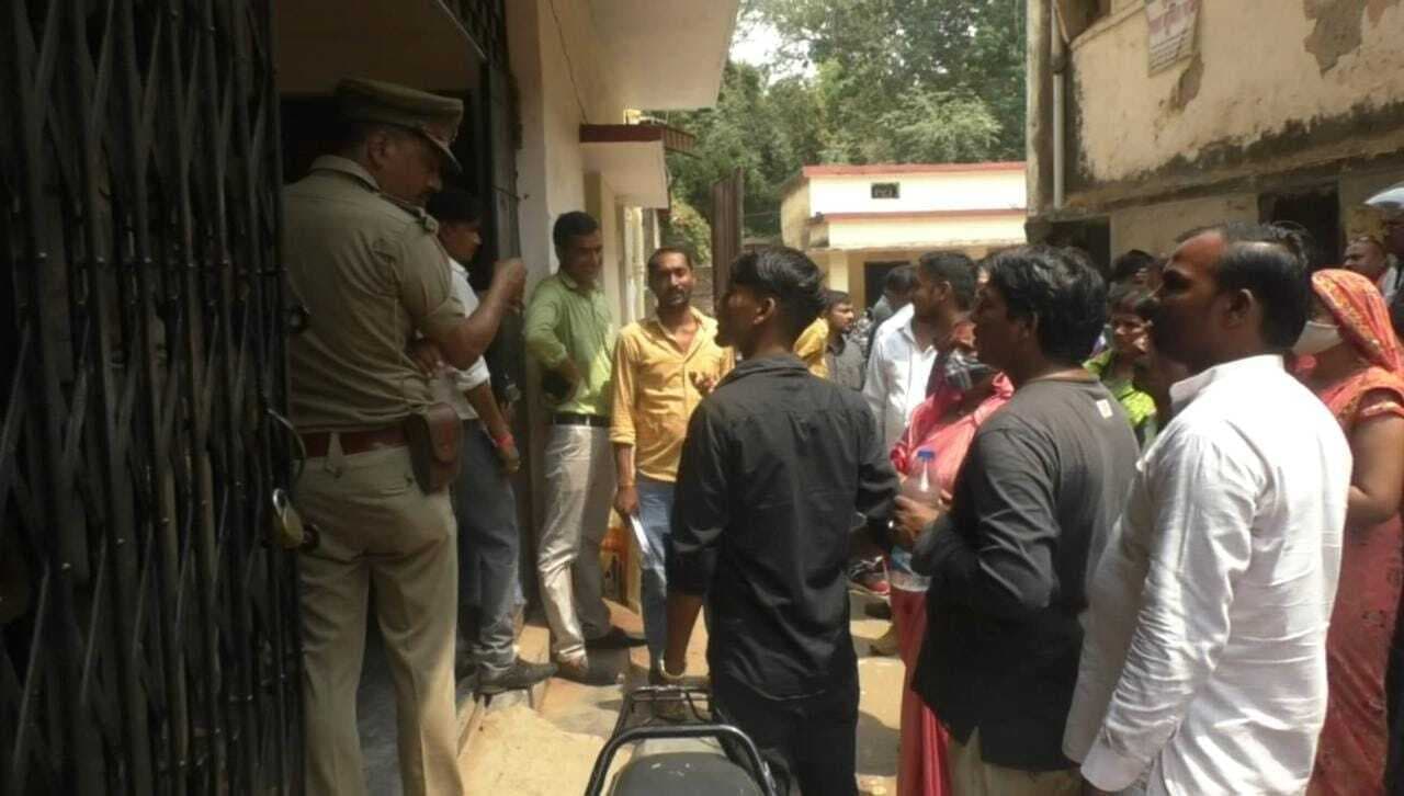 गोरखपुर DM के स्टिंग ऑपरेशन के दौरान भ्रष्टाचार के मिले पुख्ता सबूत, घर छोड़कर कई आरोपी हुए फरार