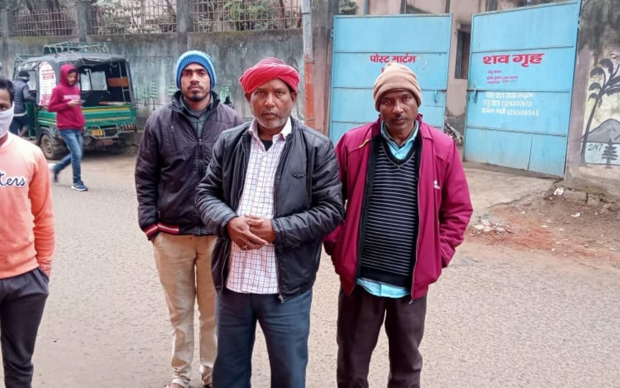 देवघर सदर अस्पताल में मेडिकल बोर्ड ने किया मां-बेटे का पोस्टमार्टम, परिजन गमगीन