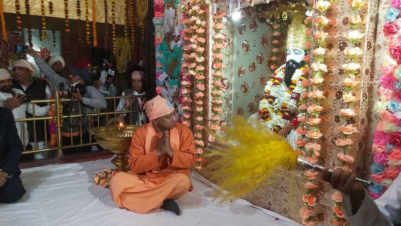 Ravidas Jayanti 2022: तीसरे चरण के मतदान से पहले काशी पहुंचे सीएम योगी, रविदास मंदिर में टेका मत्था