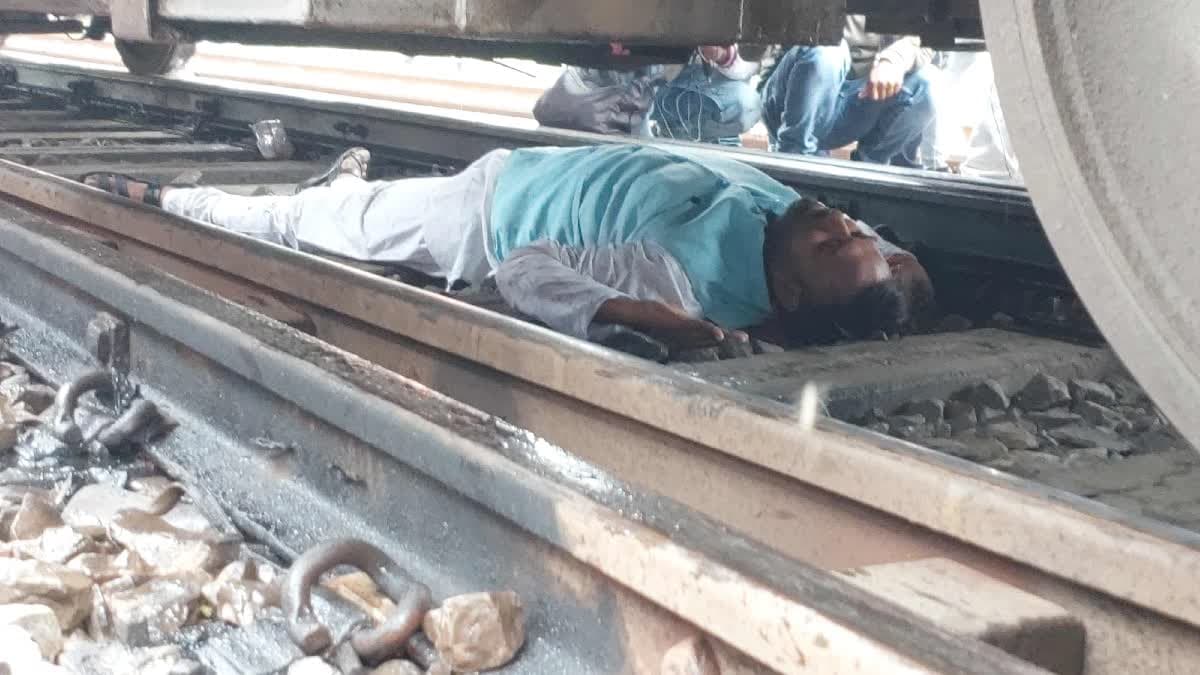 बिहटा में रेलवे ट्रैक के बीच लेट गया प्रदर्शनकारी, ऊपर से गुजरी ट्रेन की 10 बोगियां,14 ट्रेनें हुईं प्रभावित