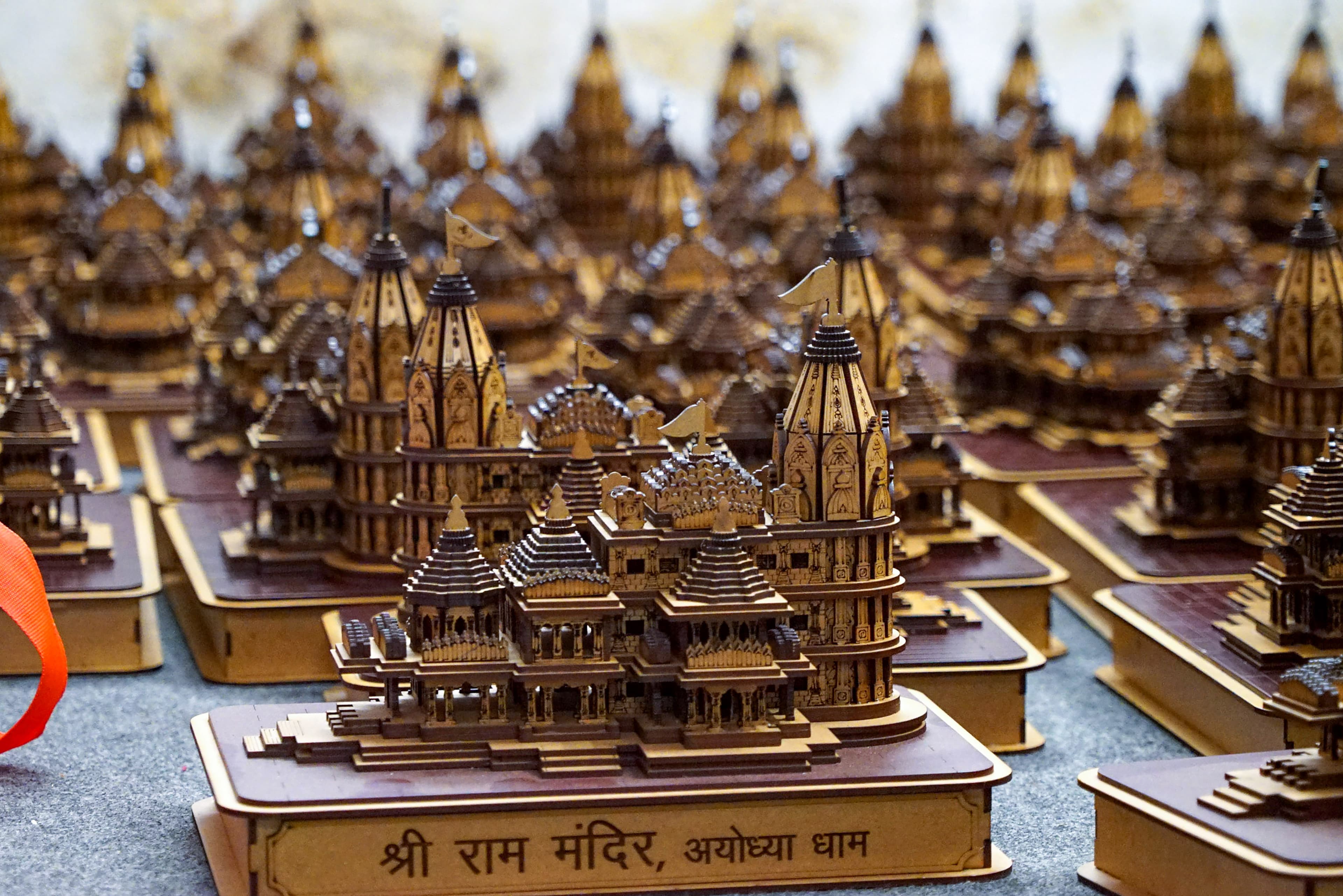 Ram Mandir: राम मंदिर प्राण प्रतिष्ठा का दूसरा दिन, यजमान अनिल मिश्रा सरयू किनारे कर रहे विशेष पूजा