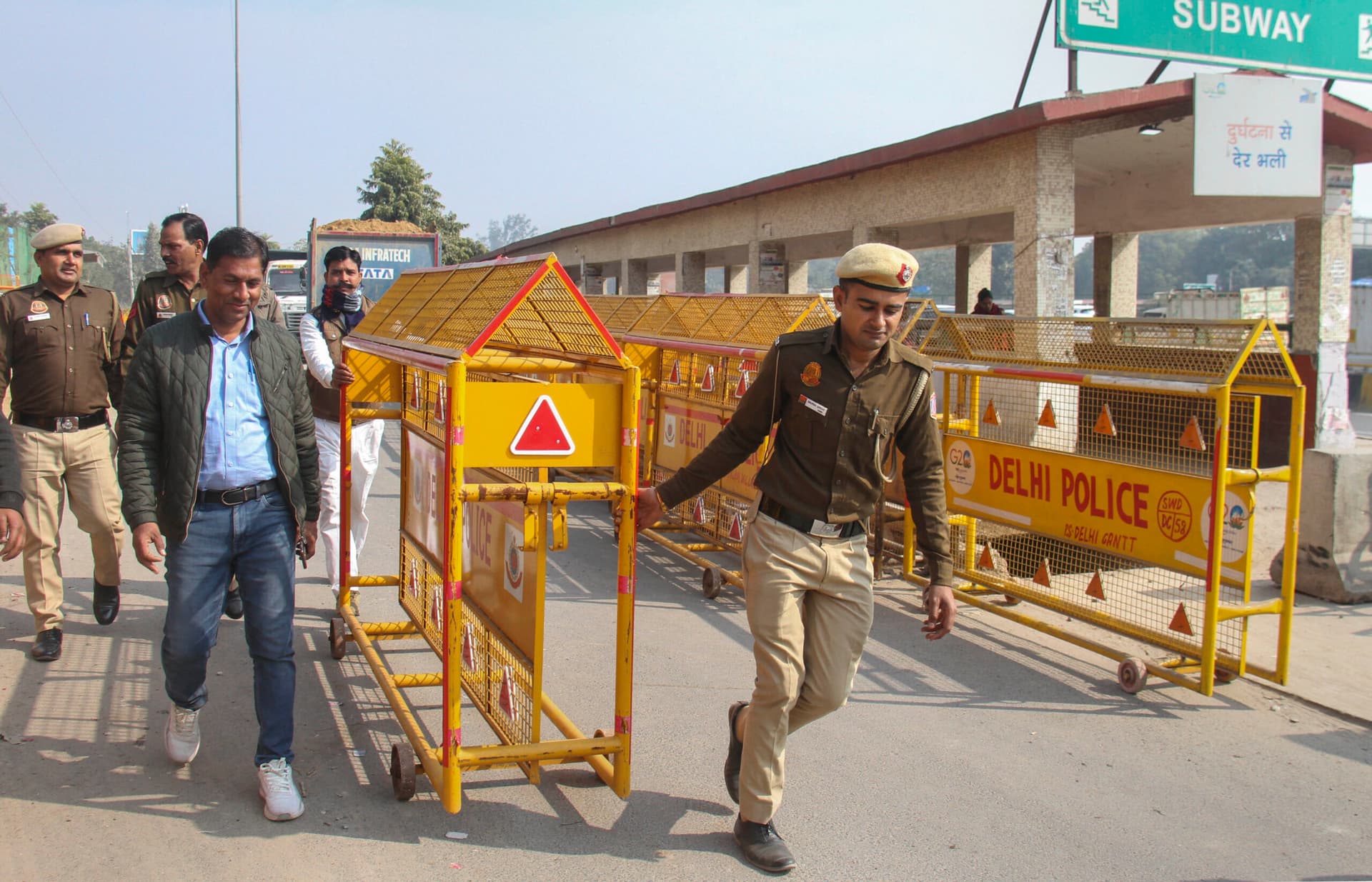 किसानों के दिल्ली चलो मार्च के खिलाफ Delhi Police अलर्ट, बॉर्डर सील, सुरक्षा के इंतजामों की देखें तस्वीरें