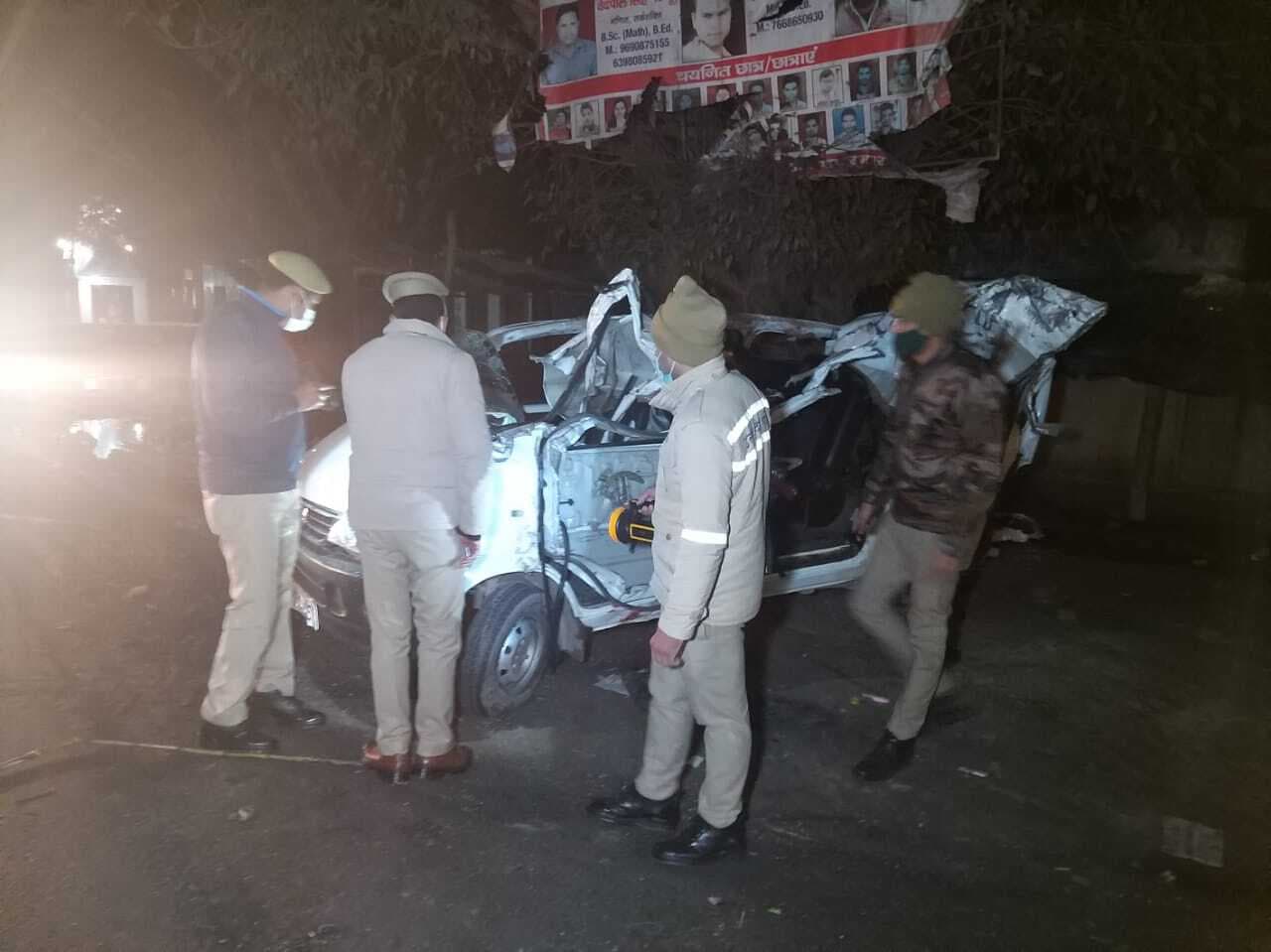Uttar Pradesh: रामपुर में दर्दनाक सड़क हादसा, ट्रक में जा घुसी तेज रफ्तार कार, 5 की मौत