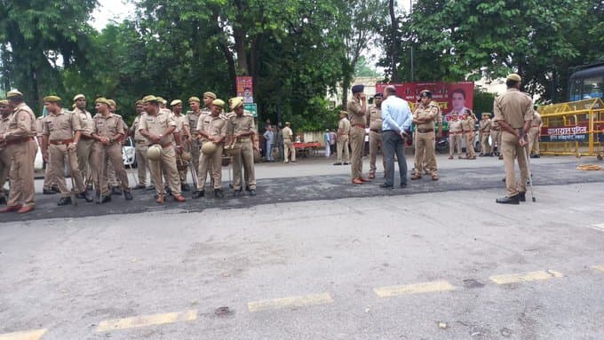 UP News: विधानसभा में धरने से पहले नजरबंद किए गए सपा विधायक, घरों के बाहर यूपी पुलिस की टीम तैनात