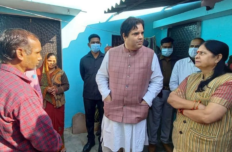 Pilibhit News: पुलिस की प्रताड़ना से परेशान ग्रामीणों ने सांसद वरुण गांधी को घेरा, सांसद ने एसपी से की बात