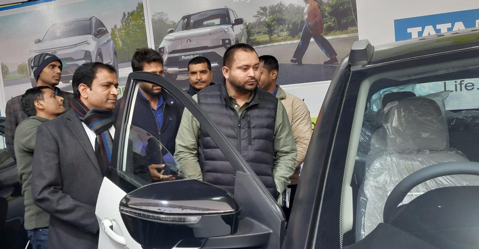 पटना ई एक्सपो में तेजस्वी यादव ने की साइकिल की सवारी, इलेक्ट्रिक वाहनों को देखने राज्यपाल भी पहुंचे
