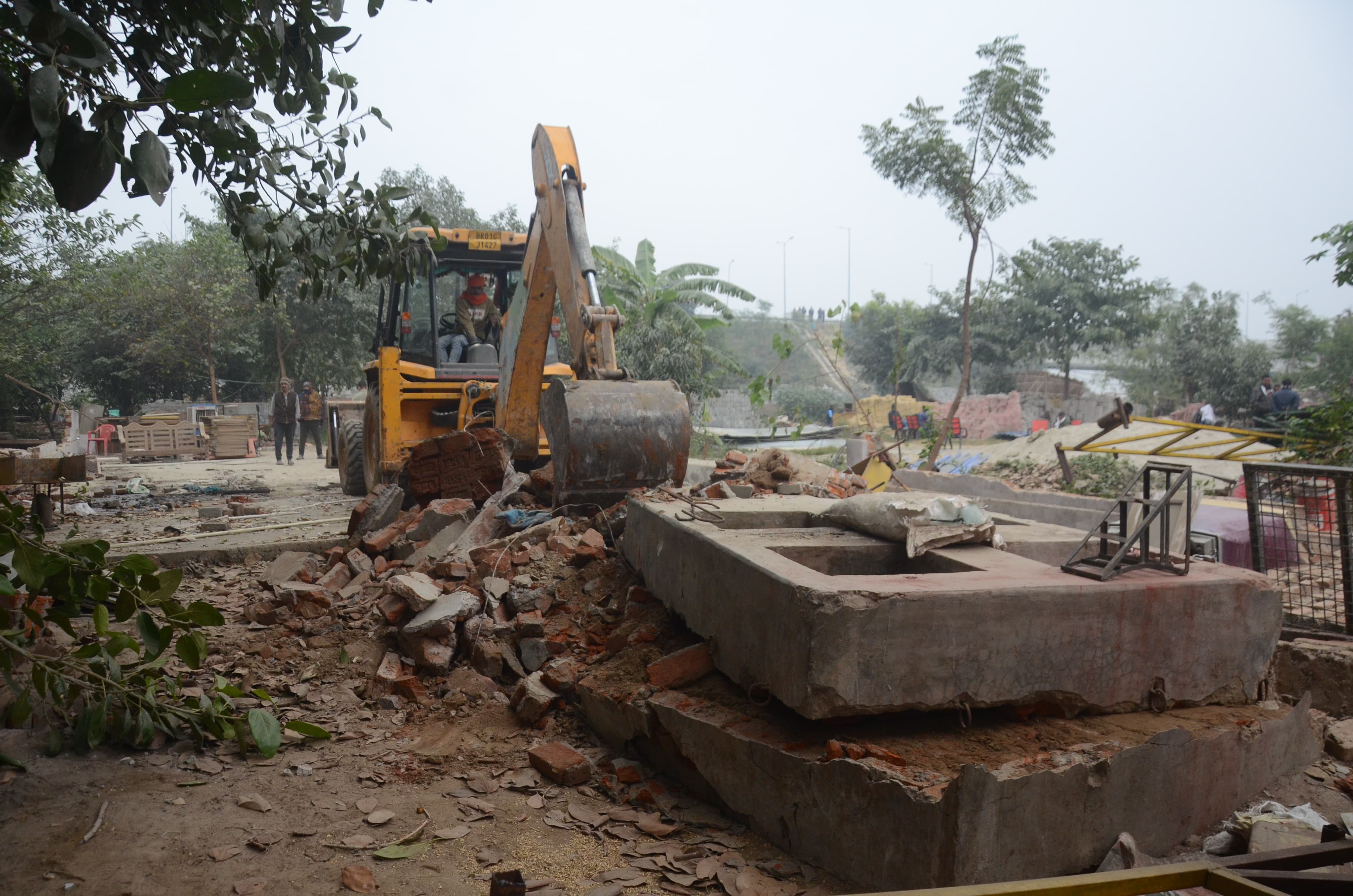 पटना में गंगा किनारे कलेक्ट्रेट घाट तक टूटेंगे अवैध मकान, अब तक 250 से अधिक घरों पर चला बुलडोजर