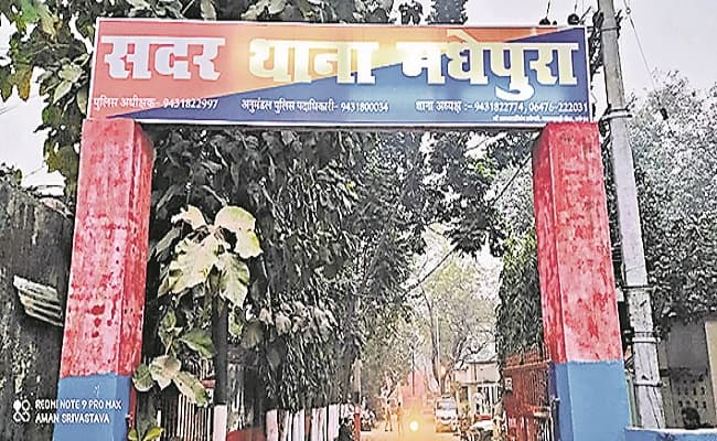 सदर थाना की खिड़की तोड़ चार अपराधी फरार, बाहर पहरा देती रही पुलिस