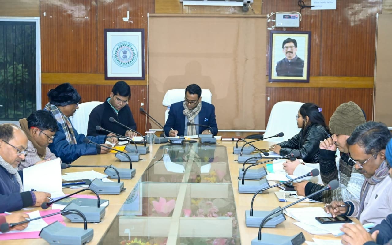 आधारभूत संरचनाओं से जुड़ी अड़चनें दूर करें और कार्यों को समय पर पूरा करें : देवघर डीसी