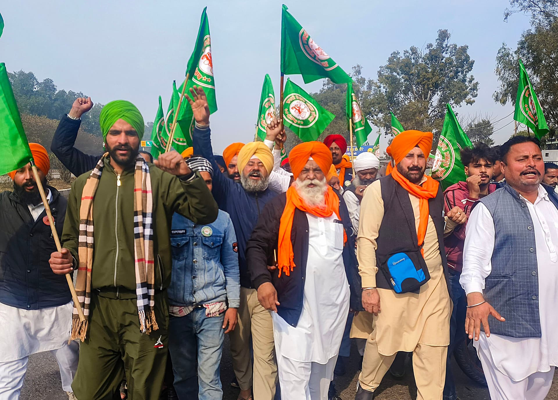 Farmers Protest: पुलिस ने ड्रोन से दागे आंसू गैस के गोले, शंभू बॉर्डर पर जबरदस्त बवाल, देखें तस्वीरें