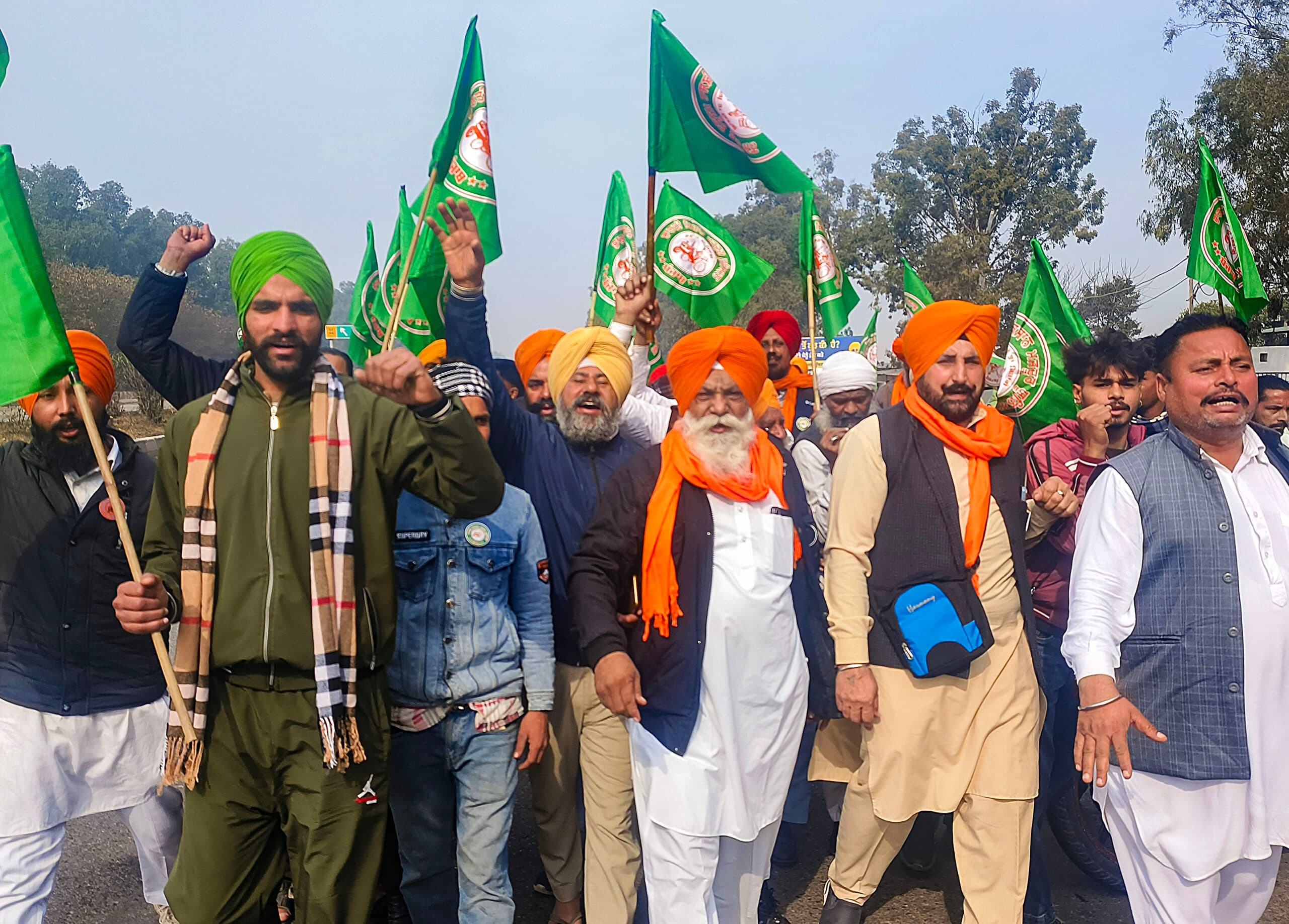 Farmers Protest: पुलिस ने ड्रोन से दागे आंसू गैस के गोले, शंभू बॉर्डर पर जबरदस्त बवाल, देखें तस्वीरें