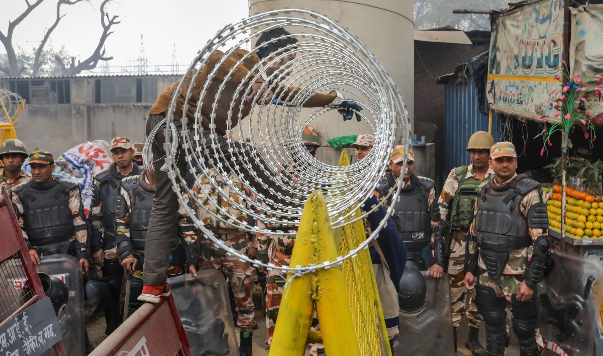 दिल्ली बॉर्डर पर किसानों का जबरदस्त बवाल, ड्रोन से दागे जा रहे आंसू गैस के गोले- VIDEO