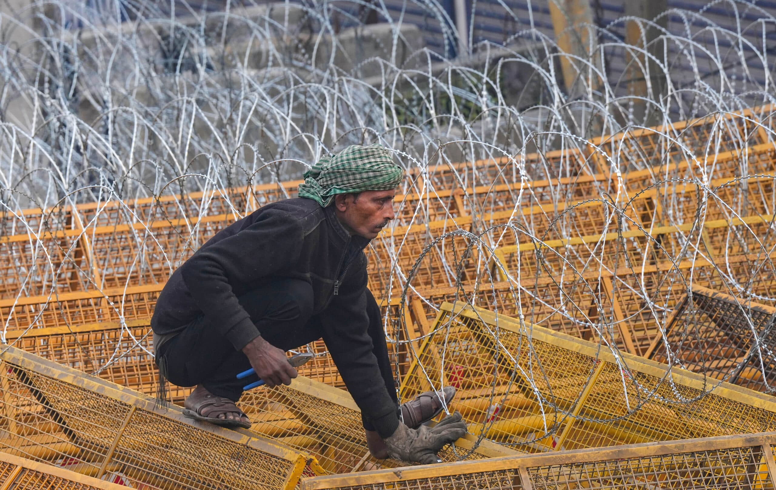 Farmer Protest: नुकीली चीज लेकर खड़ी है पुलिस, किसानों ने भी किया है खास इंतजाम, देखें वीडियो