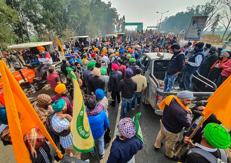 Farmers Protest 2.0: पत्थरबाजी- लाठीचार्ज के बीच किसानों का दिल्ली मार्च, आंसू गैस से बॉर्डर इलाका धुआं-धुआं