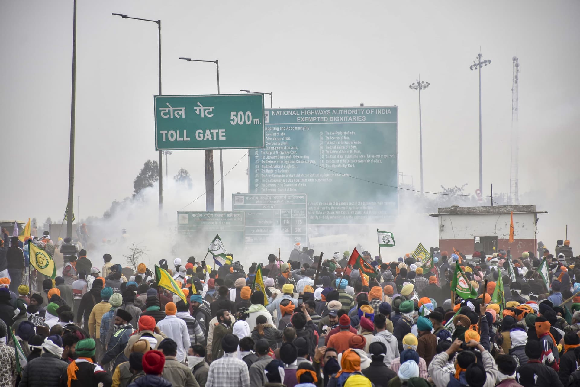 Farmer Protest 2024: दिल्ली चलो मार्च पर अड़े किसान, मेट्रो स्टेशनों के गेट बंद, लाल किला में भी लटके ताले