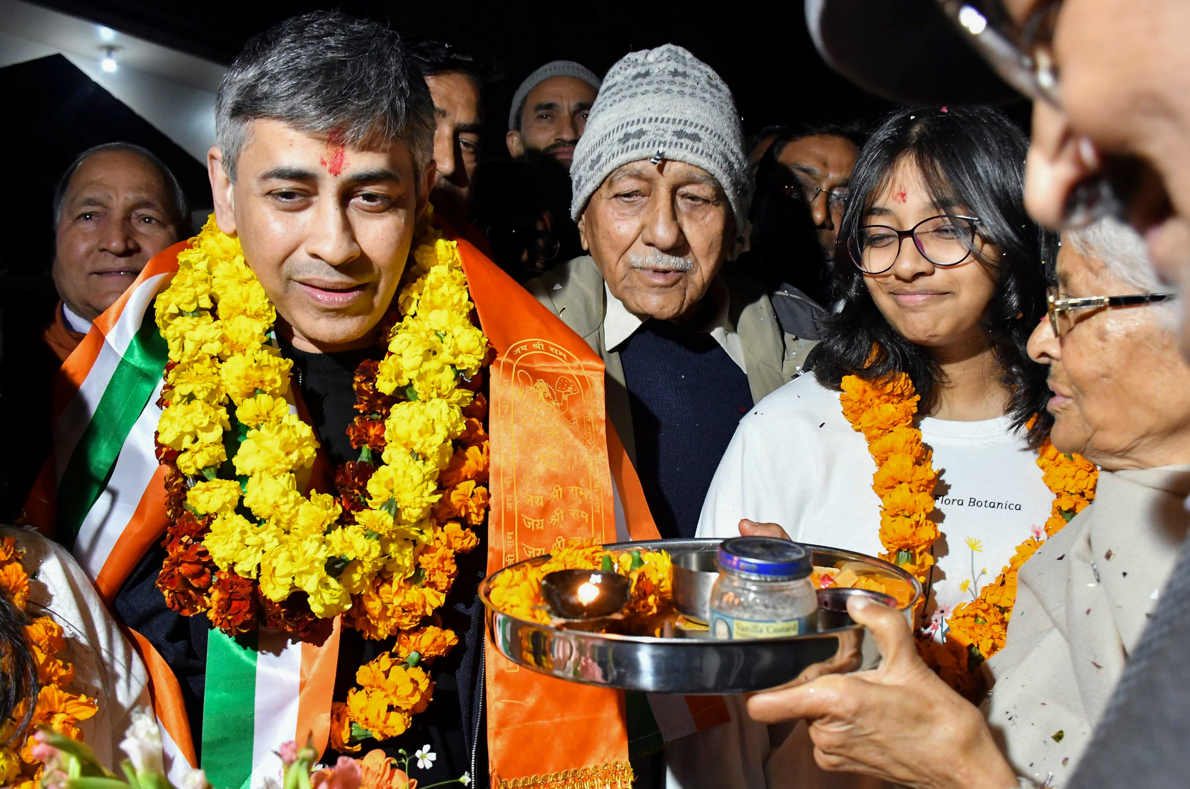 पीएम मोदी के कतर जाने से पहले भारत वापस लौटे सौरभ वशिष्ठ, बेटे से मिल मां के छलके आंसू