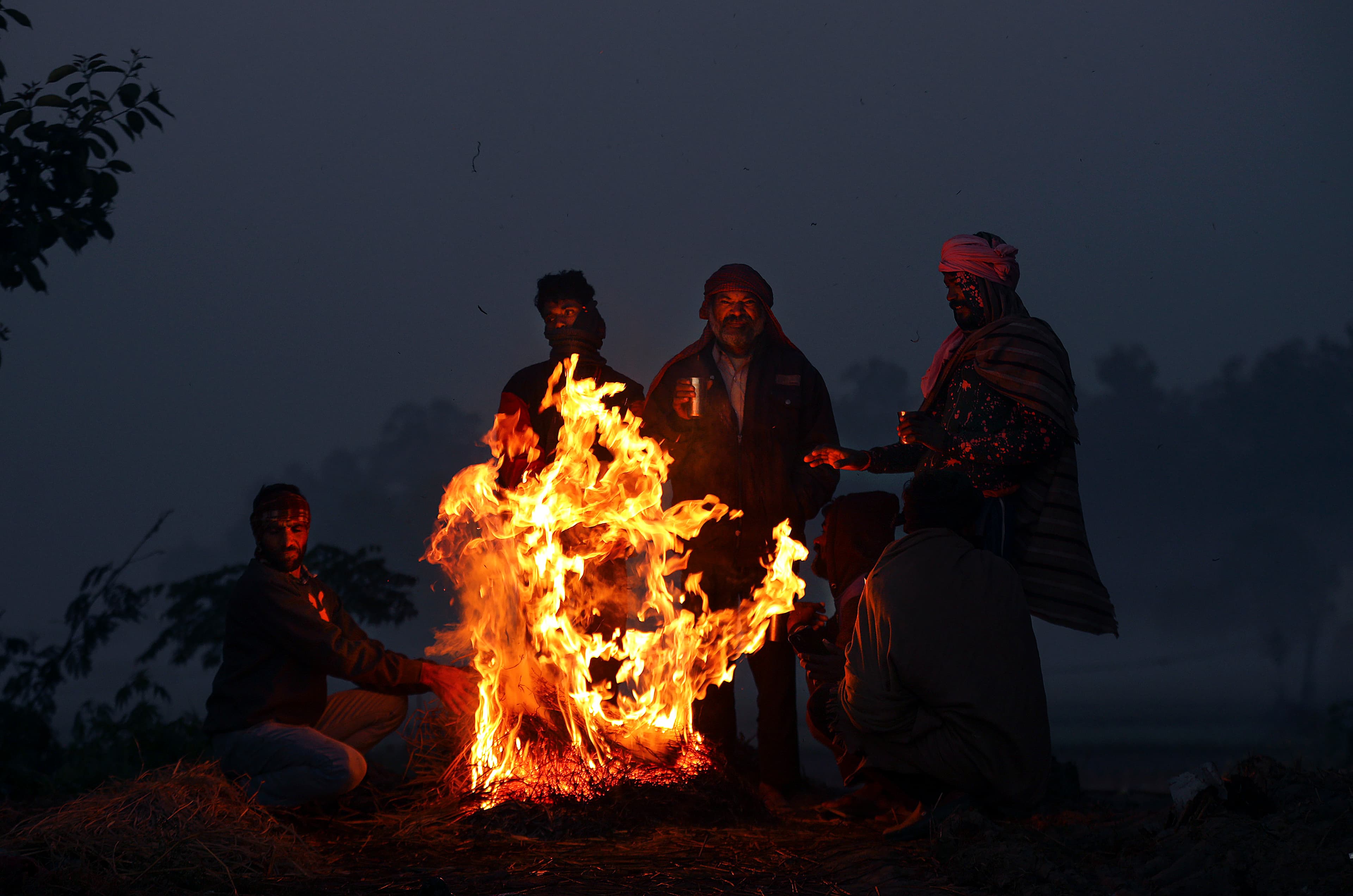 Weather Forecast: पहाड़ों में बर्फबारी से मैदानों में गिरा पारा, जानिए अपने राज्य के 10 दिनों का मौसम