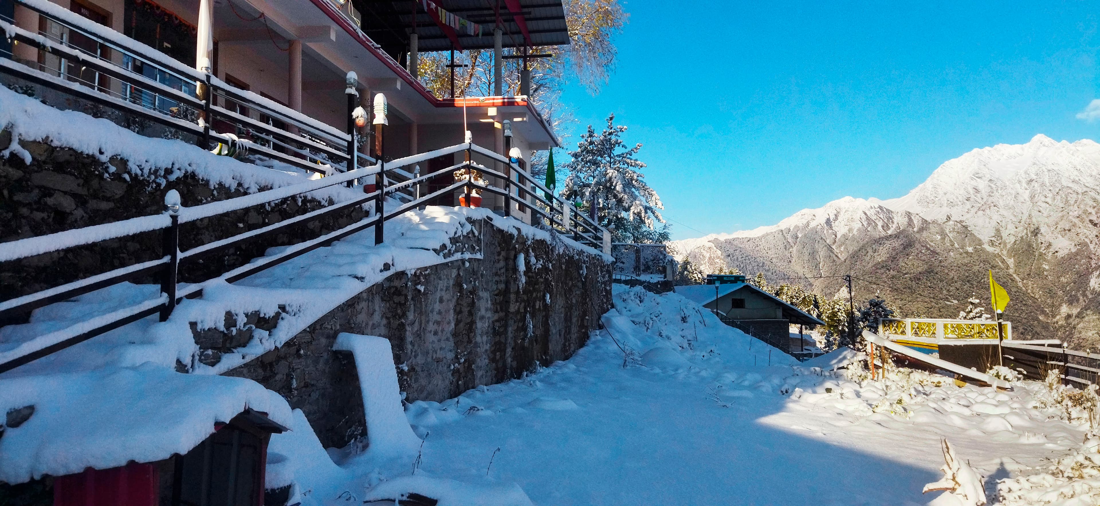 पहाड़ों पर बर्फबारी: सैलानियों के खिले चेहरे, बर्फ में की जमकर मस्ती, देखें तस्वीर